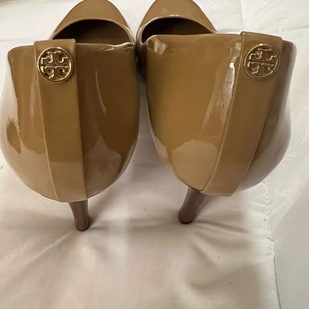 Tory Burch Camel Patent Leather Heels - Picture 2 of 11